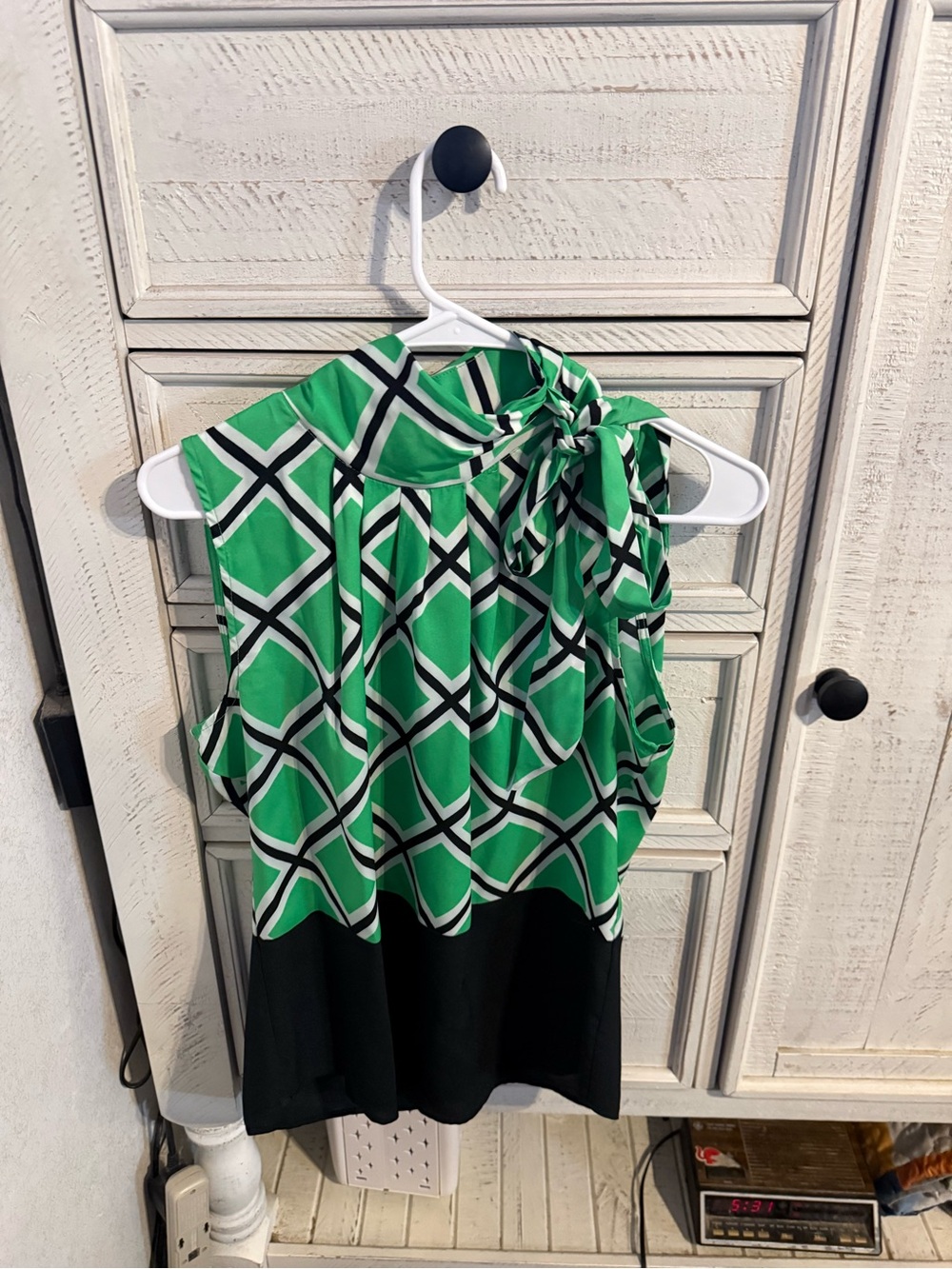 New York & Company Green Geometric Bow Neck Sleeveless Blouse